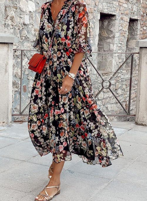 Lydia - Modeklänning med V-ringad dam med blommönster